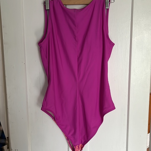 One piece swimsuit - Picture 2 of 2